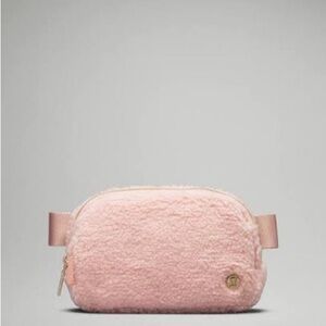 Lululemon Everywhere Sherpa Belt Bag in Pink Mist